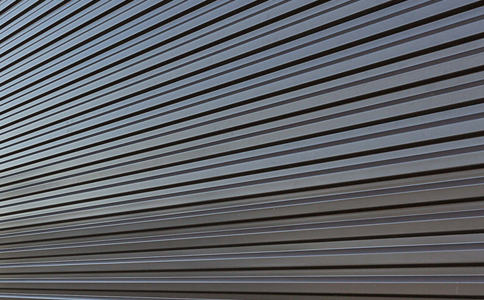 哪些因素會造成外牆闆老化？